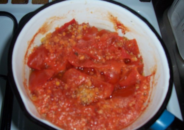 Fotografia przedstawiająca pomidory smażone z czosnkiem na zimę