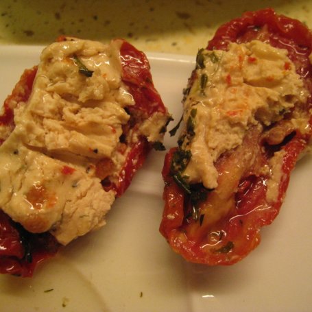 Krok 1 - Pomidory suszone faszerowane białym serem foto