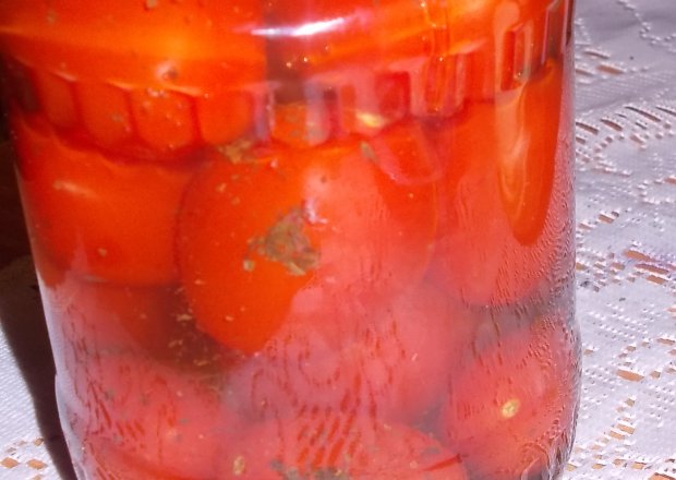 Fotografia przedstawiająca Pomidory  truskawkowe w delikatnej zalewie