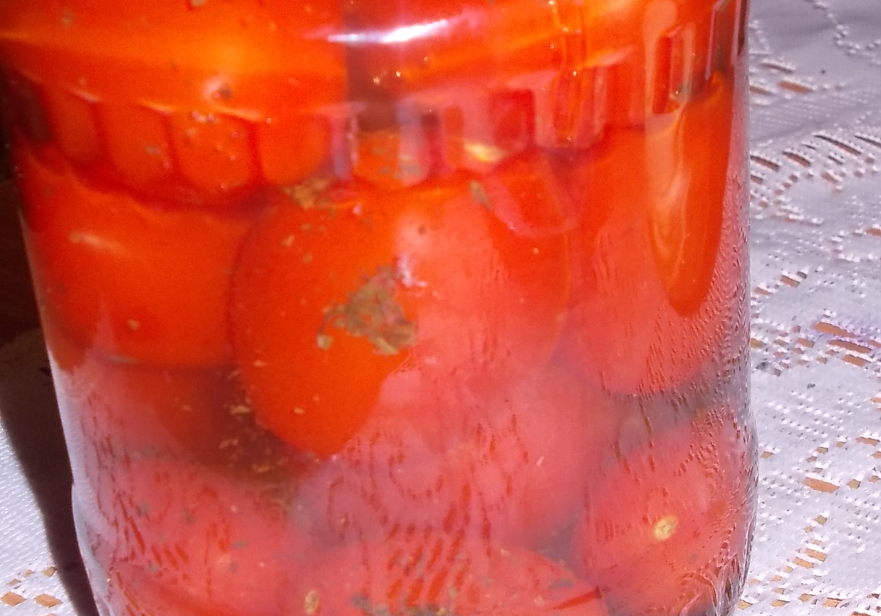 Pomidory  truskawkowe w delikatnej zalewie foto