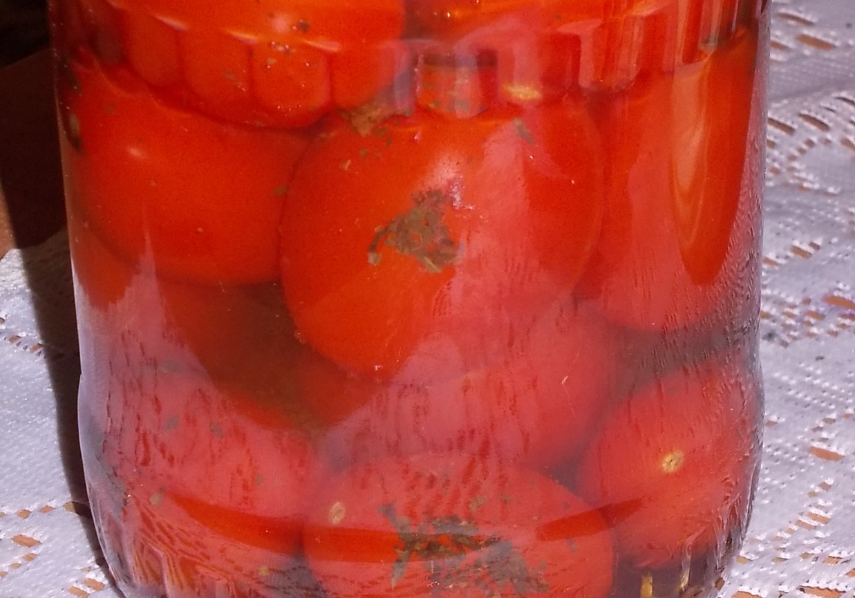Pomidory  truskawkowe w delikatnej zalewie foto