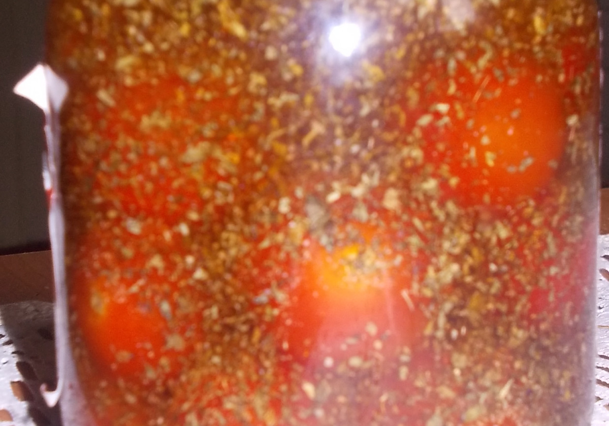 Pomidory w aromatycznej ziołowej zalewie foto