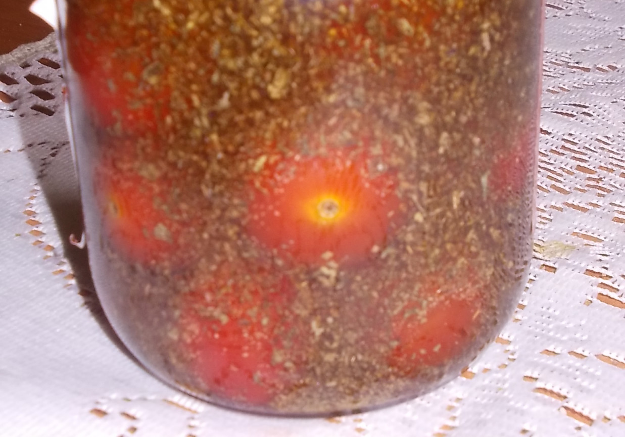 Pomidory w aromatycznej ziołowej zalewie foto