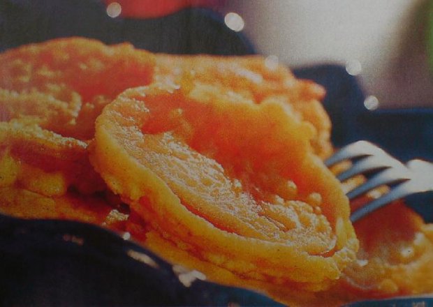 Fotografia przedstawiająca pomidory w cieście naleśnikowym na ciepło , pyszna przystawka