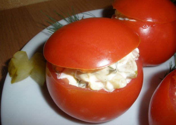 Fotografia przedstawiająca Pomidory w czapeczkach z farszem z papryką i kukurydzą