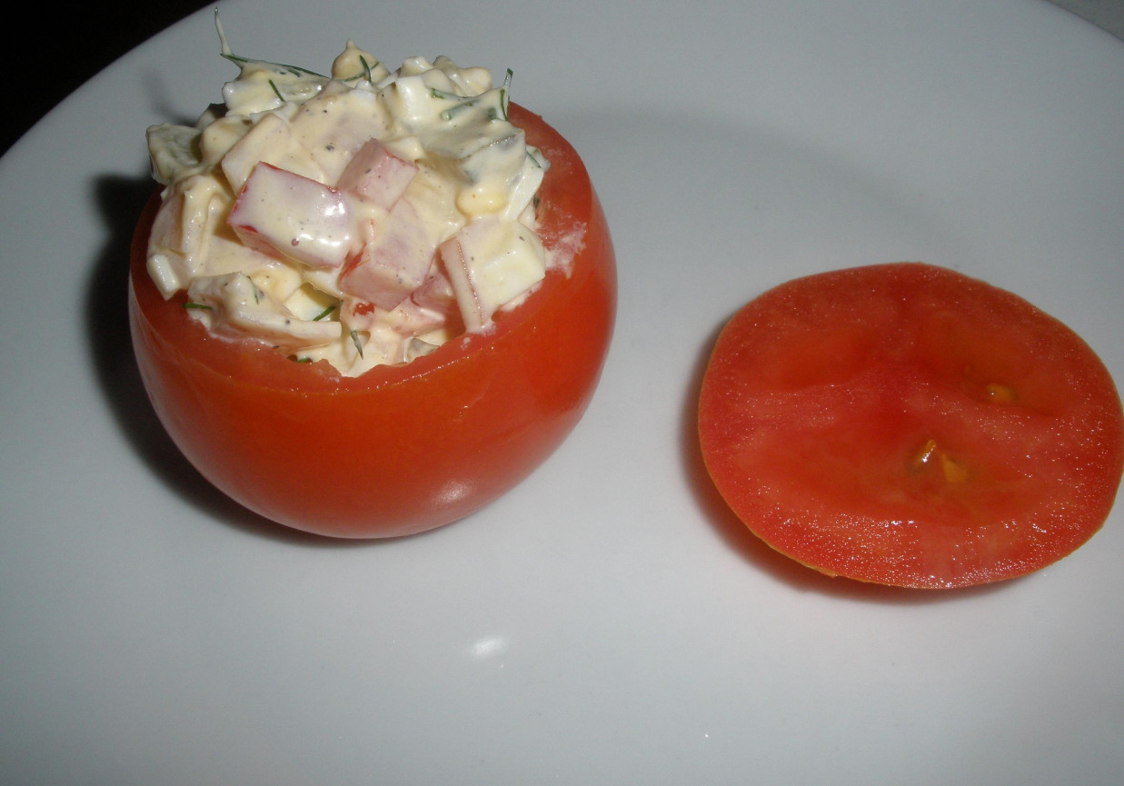 Pomidory w czapeczkach z farszem z papryką i kukurydzą foto