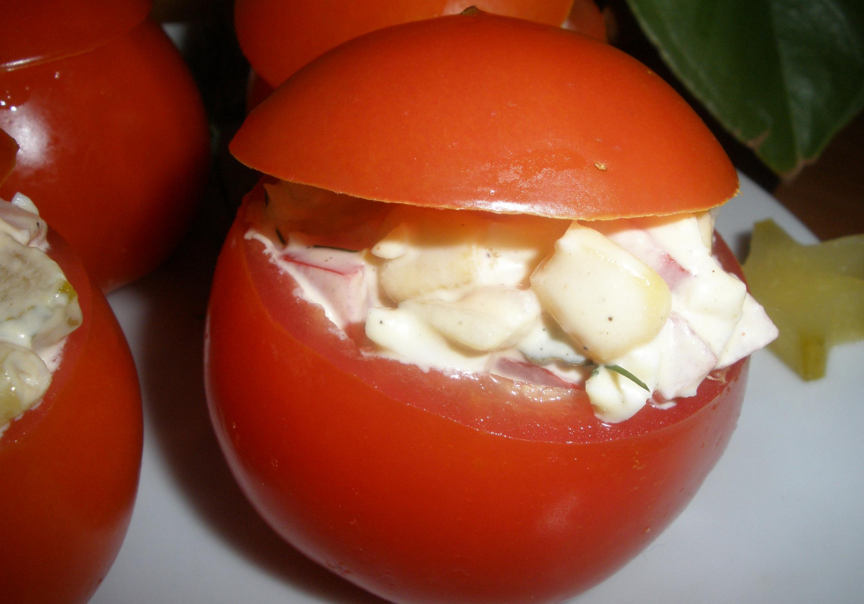 Pomidory w czapeczkach z farszem z papryką i kukurydzą foto