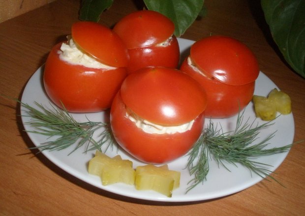 Fotografia przedstawiająca Pomidory w czapeczkach z farszem z szynką i ogórkiem