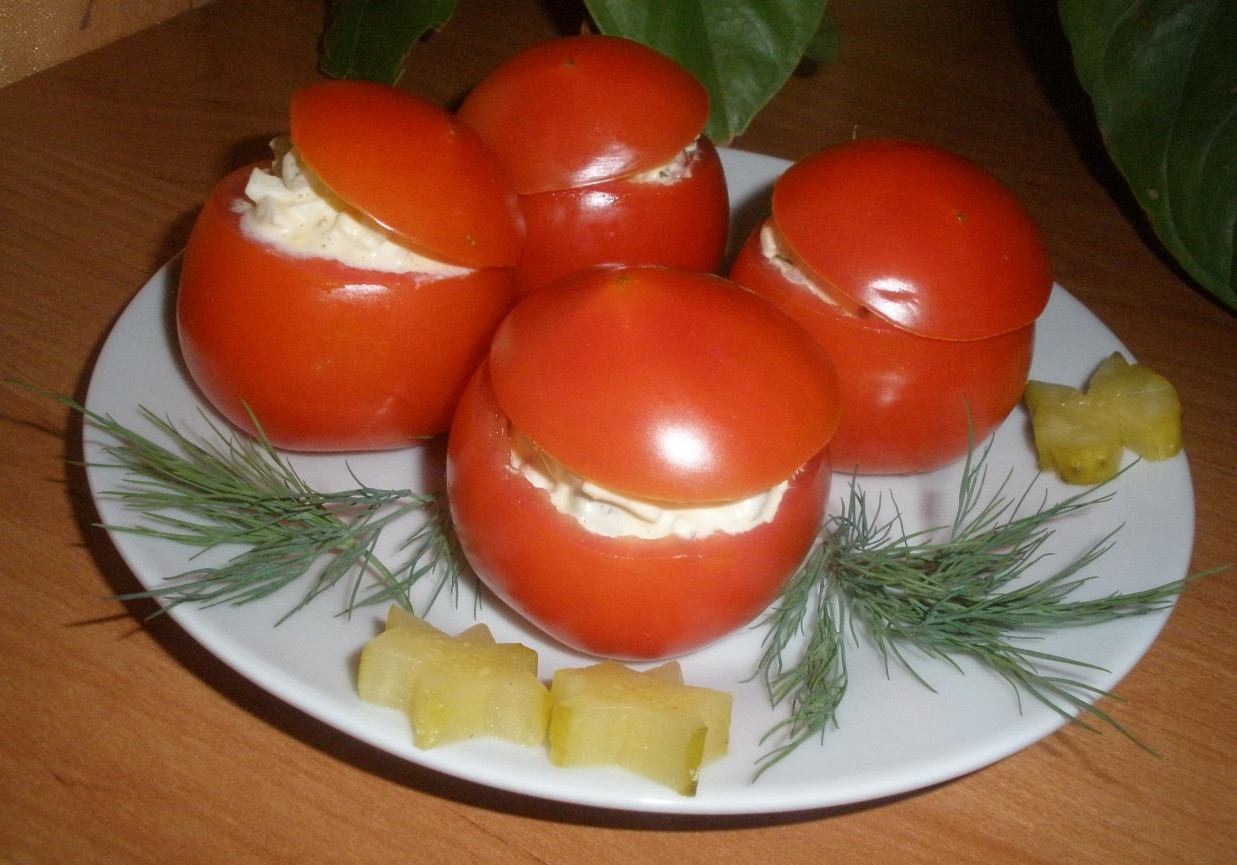 Pomidory w czapeczkach z farszem z szynką i ogórkiem foto