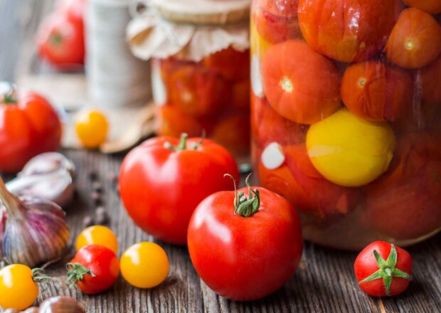 Fotografia przedstawiająca Pomidory w słoikach