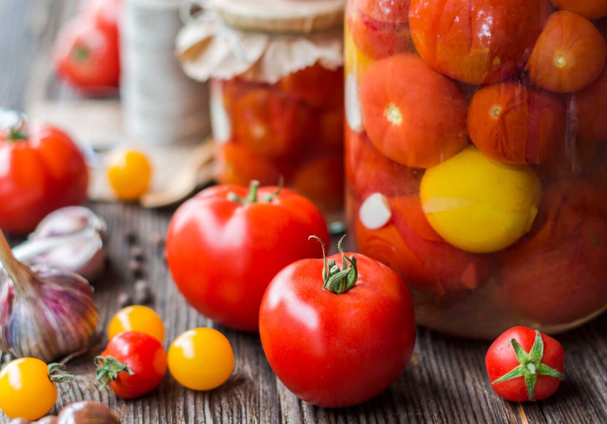 Pomidory w słoikach foto
