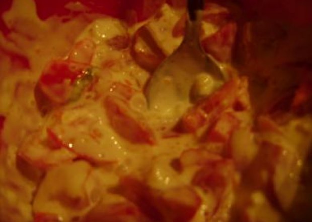 Fotografia przedstawiająca pomidory  w sosie majonezowo-śmietanowym z natką pietruszki