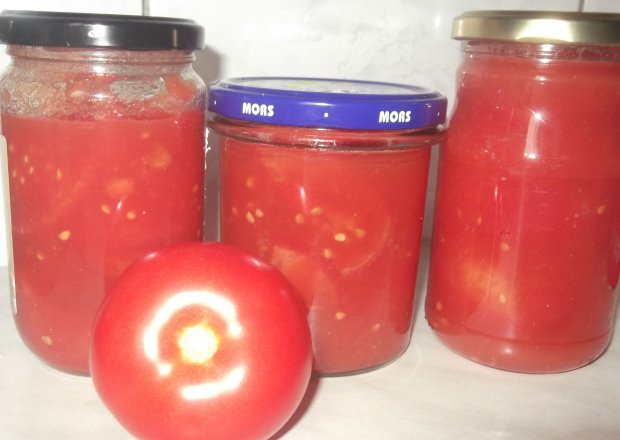 Fotografia przedstawiająca Pomidory w zalewie do słoika