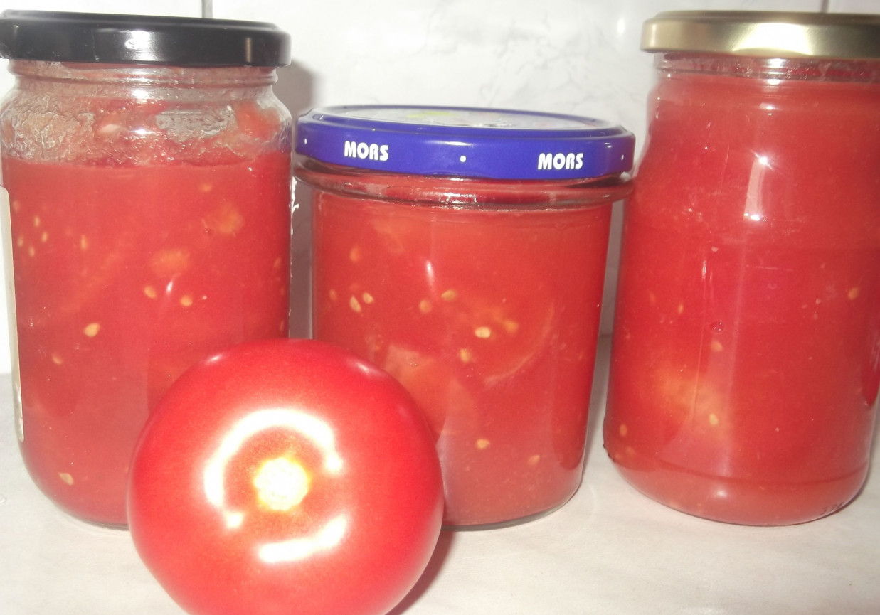 Pomidory w zalewie do słoika foto
