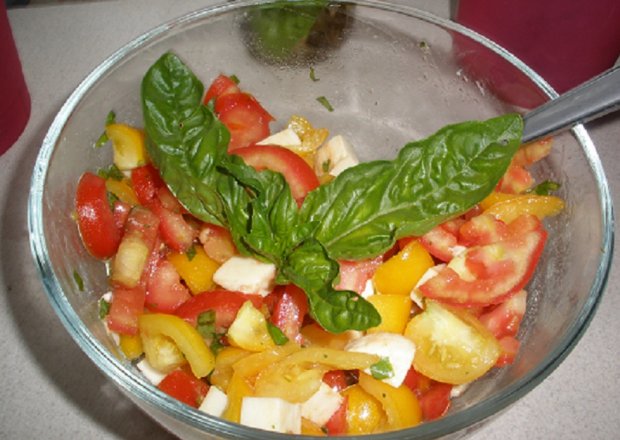 Fotografia przedstawiająca Pomidory z bazylią i mozzarellą
