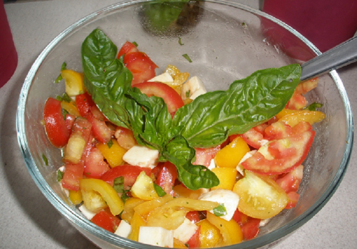 Pomidory z bazylią i mozzarellą foto