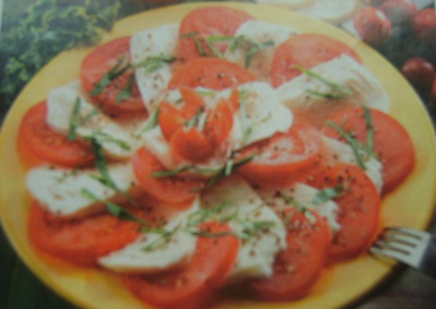 Fotografia przedstawiająca Pomidory z bazylią i serem feta