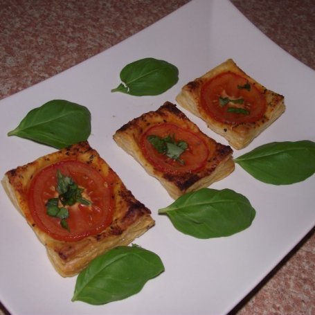 Krok 4 - Pomidory z bazylią na francuskim cieście foto