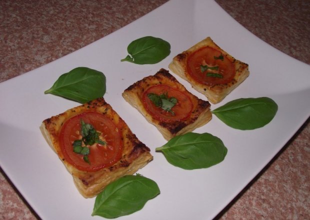 Fotografia przedstawiająca Pomidory z bazylią na francuskim cieście
