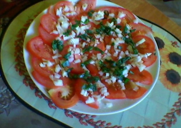 Fotografia przedstawiająca Pomidory z cebulą i szczypiorem