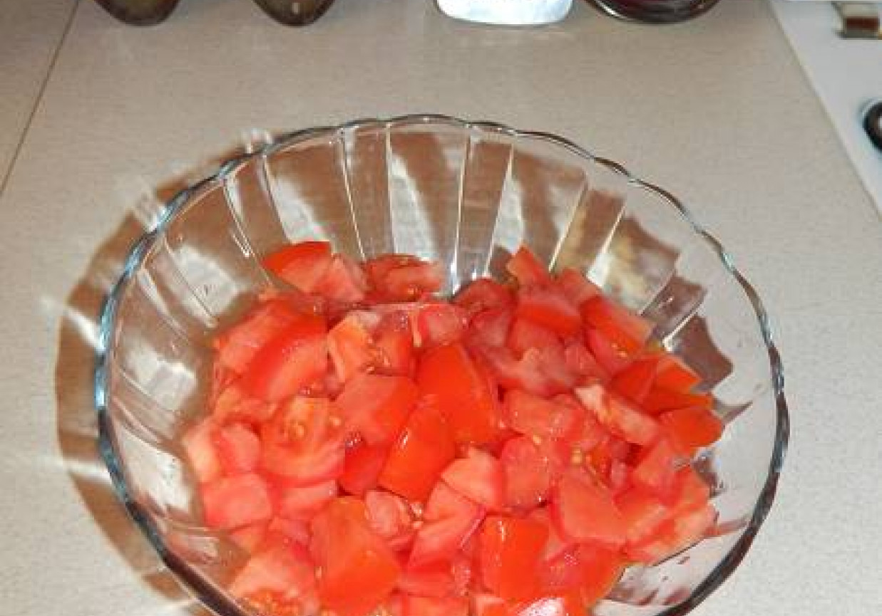 Pomidory z cebulą i ze śmietaną. foto