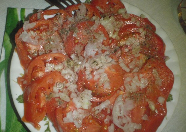 Fotografia przedstawiająca Pomidory z cebulą w occie balsamicznym