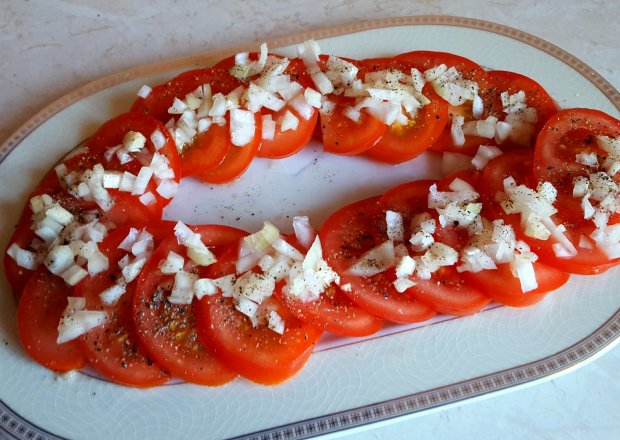 Fotografia przedstawiająca Pomidory z cebulą