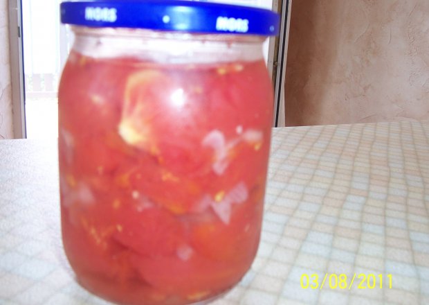 Fotografia przedstawiająca Pomidory z cebulką w galarecie