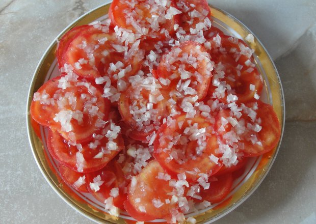 Fotografia przedstawiająca Pomidory z cebulką