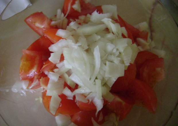 Fotografia przedstawiająca pomidory z cebulka