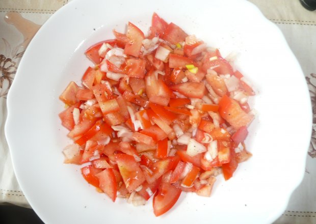Fotografia przedstawiająca pomidory z cebulką