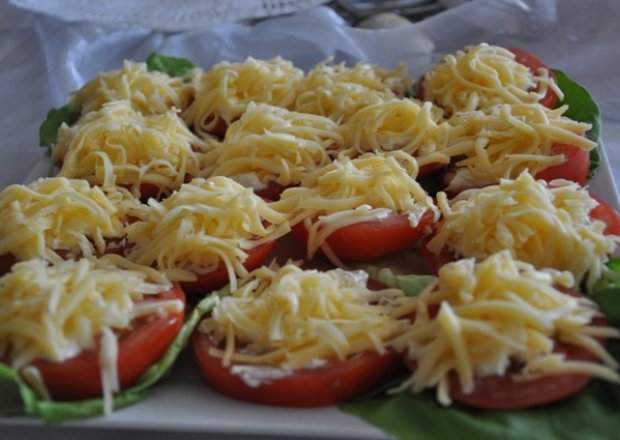 Fotografia przedstawiająca Pomidory z czosnkiem i serem