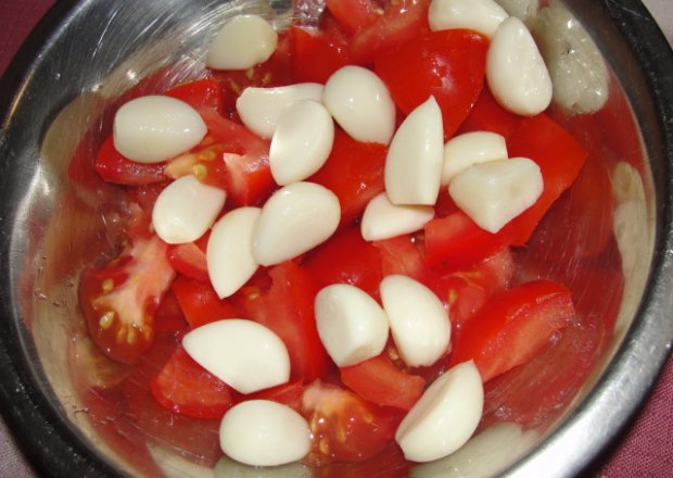 Fotografia przedstawiająca Pomidory z czosnkiem