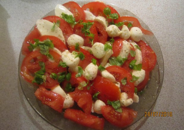 Fotografia przedstawiająca Pomidory z czosnkiem,mozarellą i bazylią
