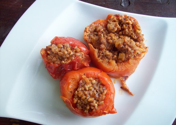 Fotografia przedstawiająca pomidory z grilla z kaszą gryczaną
