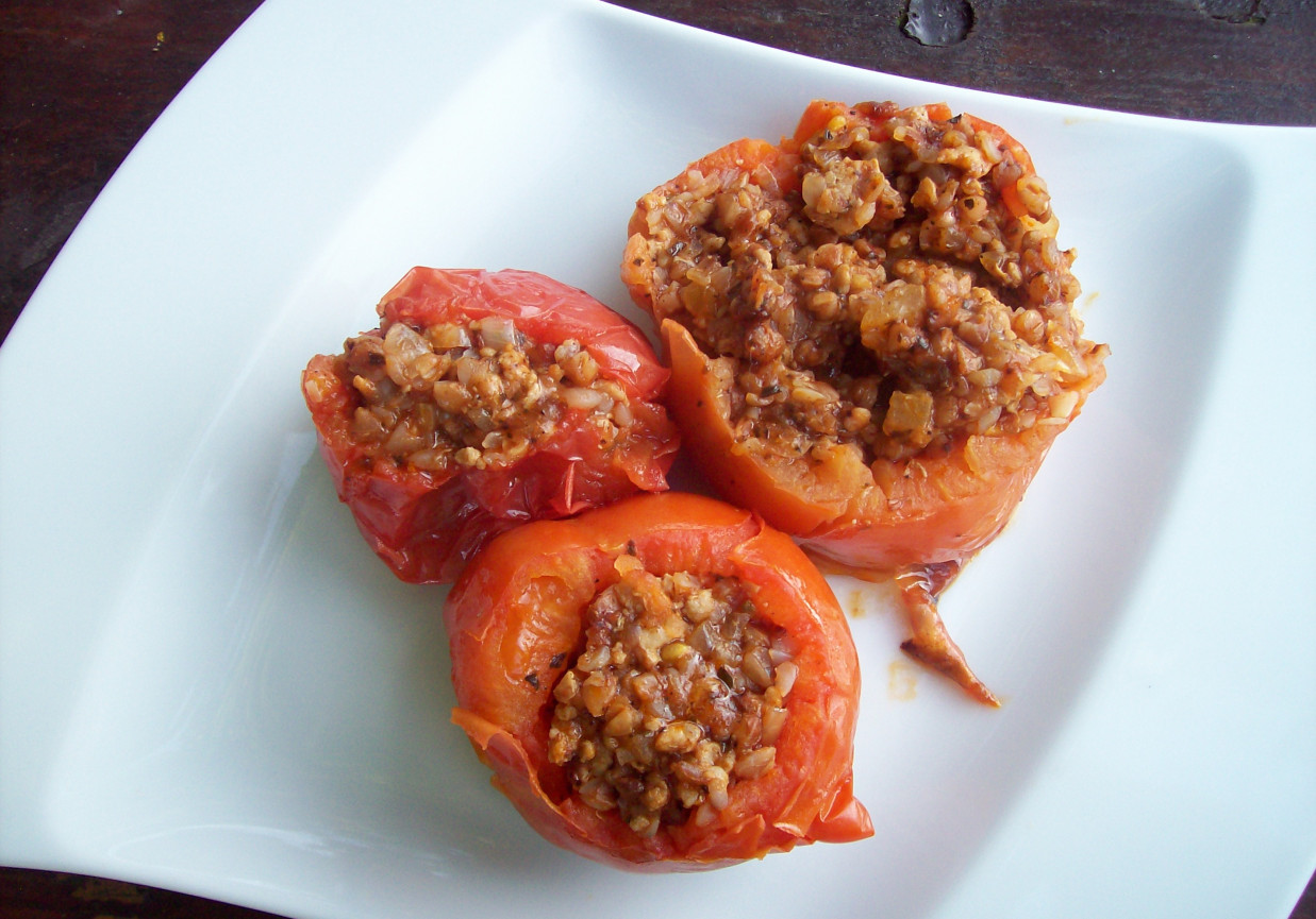 pomidory z grilla z kaszą gryczaną foto