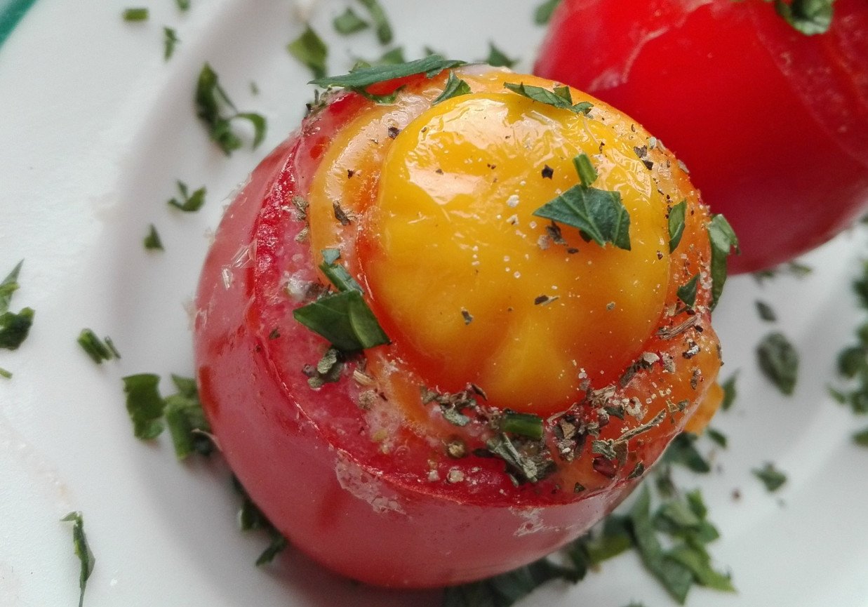 Pomidory z jajkiem mozzarellą i salami foto