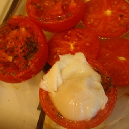 Krok 3 - Pomidory z jajkiem w koszulce foto