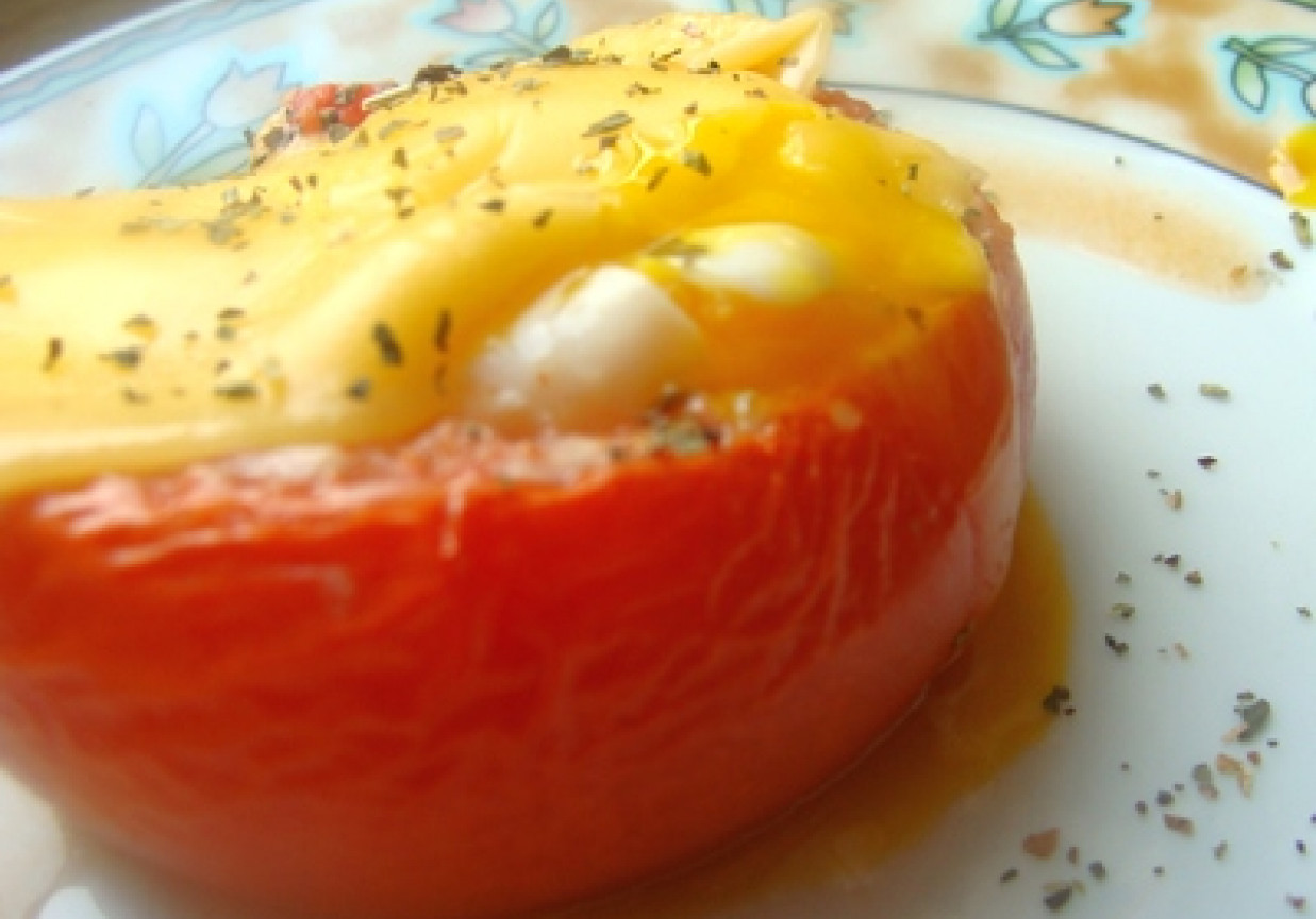 Pomidory z jajkiem w koszulce foto