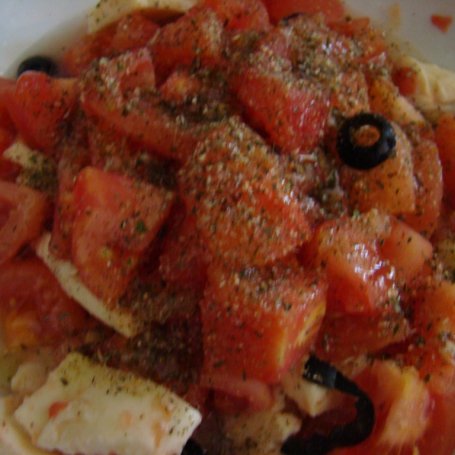 Krok 3 - Pomidory z mozarelą i oliwkami foto