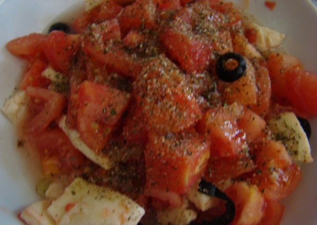 Fotografia przedstawiająca Pomidory z mozarelą i oliwkami