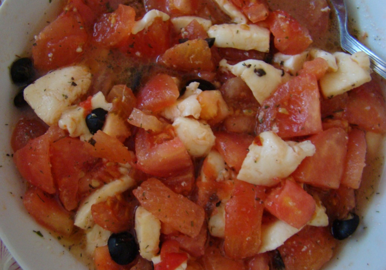 Pomidory z mozarelą i oliwkami foto