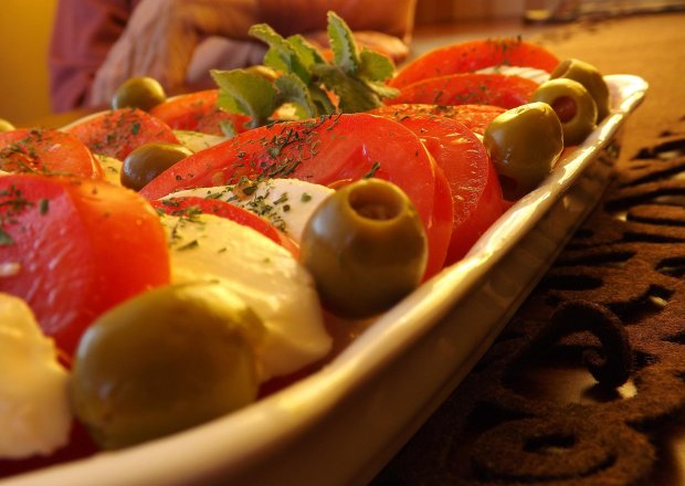Fotografia przedstawiająca Pomidory z mozarella i oliwką