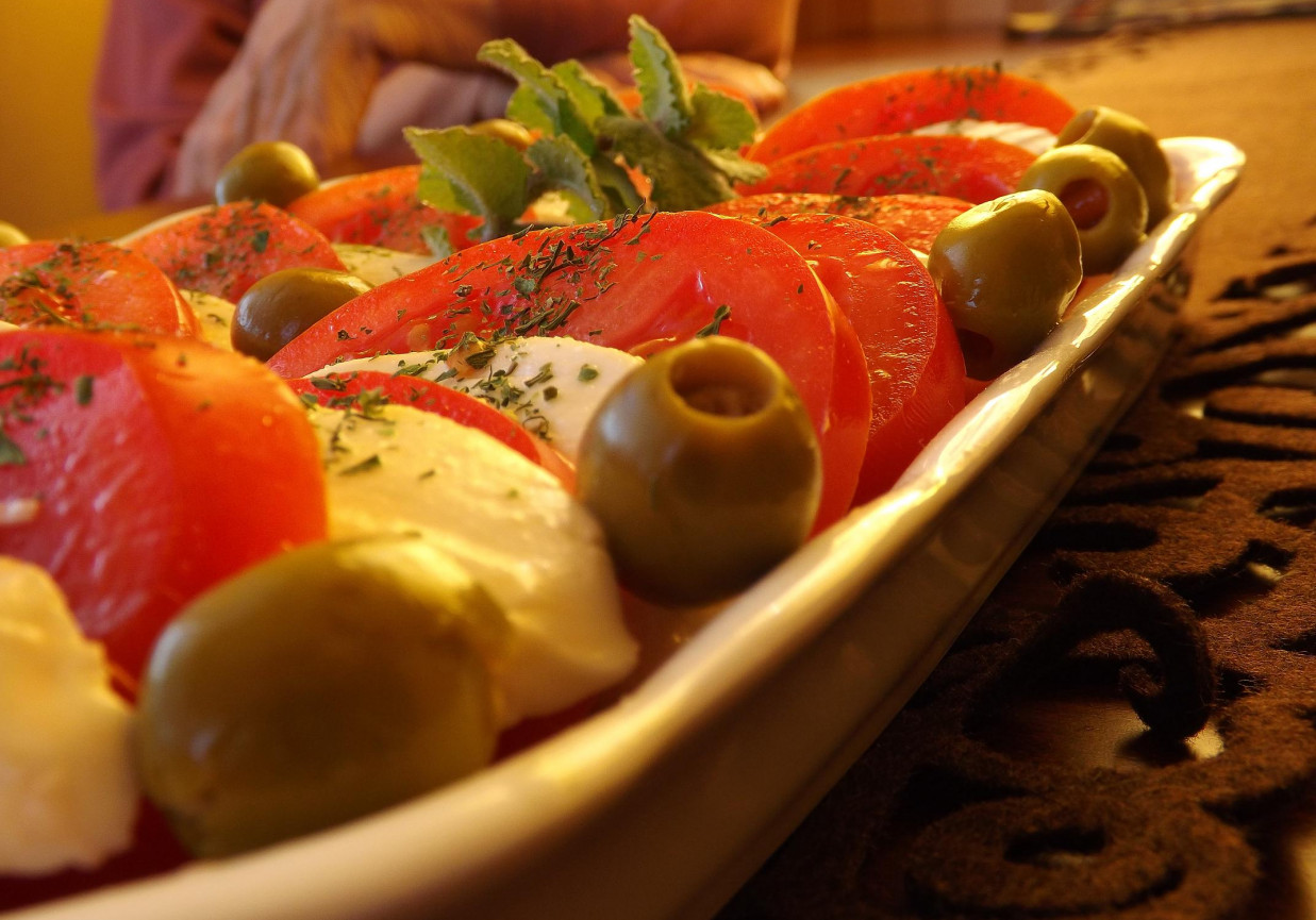 Pomidory z mozarella i oliwką foto
