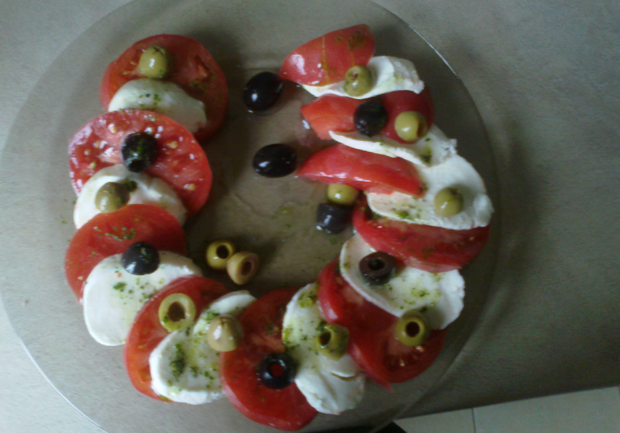 pomidory z mozarellą i oliwkami foto