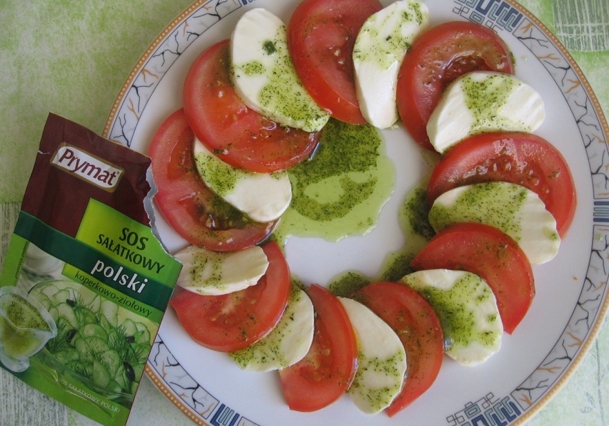 Pomidory z mozarellą i sosem koperkowo-ziołowym foto