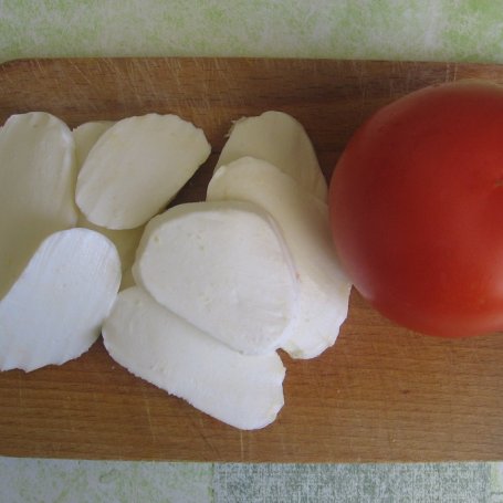 Krok 1 - Pomidory z mozarellą i sosem koperkowo-ziołowym foto