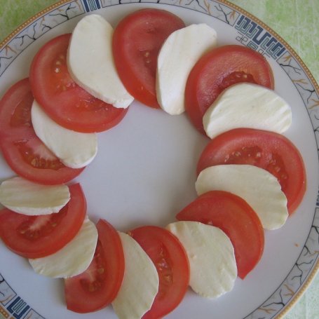 Krok 2 - Pomidory z mozarellą i sosem koperkowo-ziołowym foto