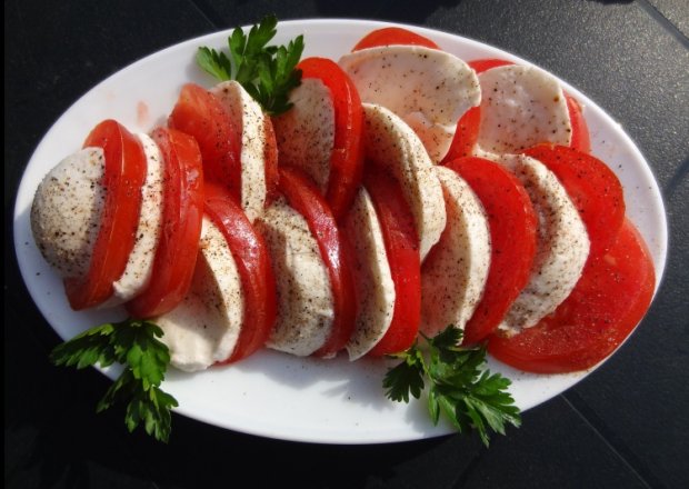 Fotografia przedstawiająca Pomidory z mozarellą