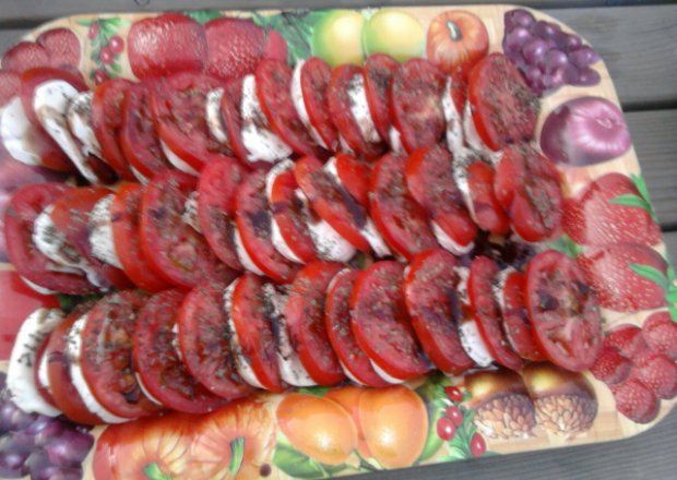 Fotografia przedstawiająca pomidory z mozarellą